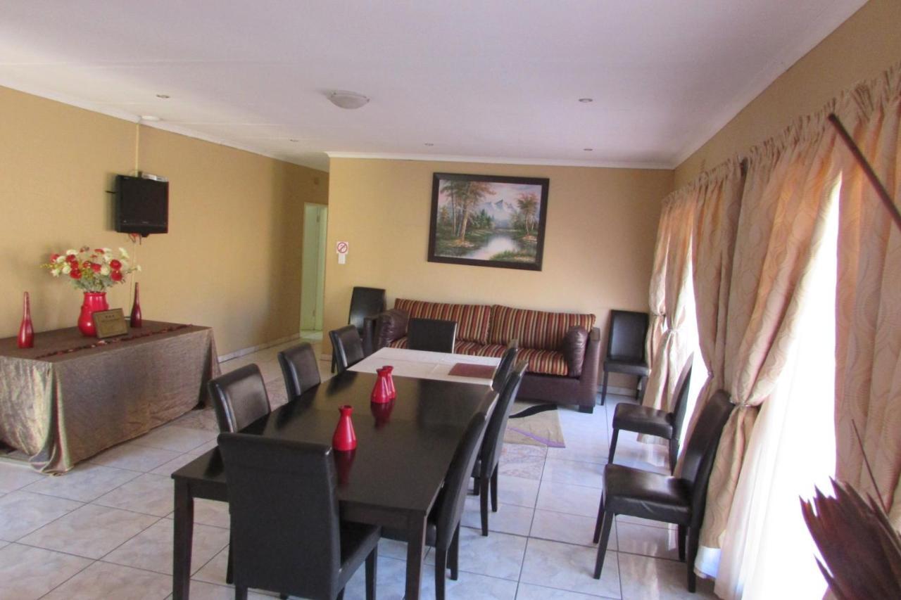 Oasis Of Life Guest House วิตแบงก์ ภายนอก รูปภาพ